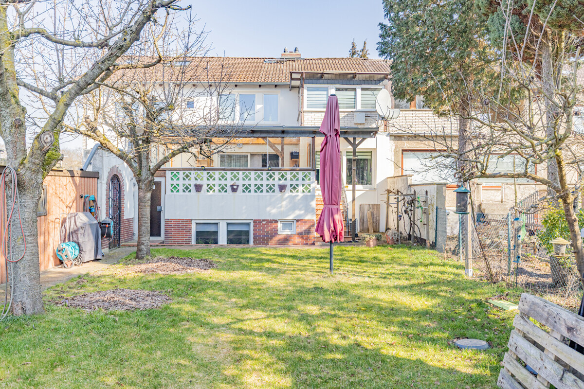 Hausrückseite mit Garten