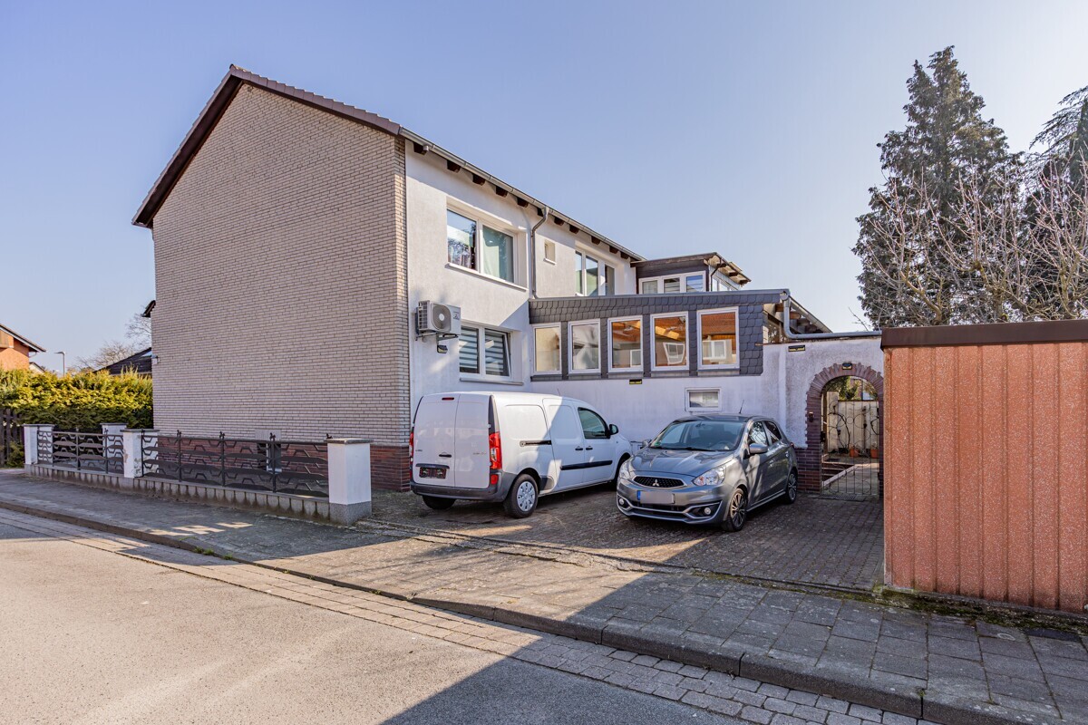 Außenansicht mit Stellplätzen