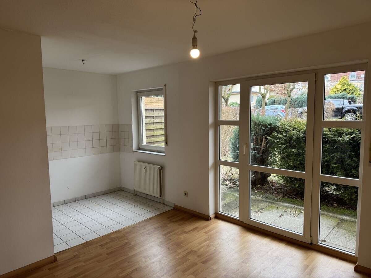 Wohnzimmer mit offener Küche