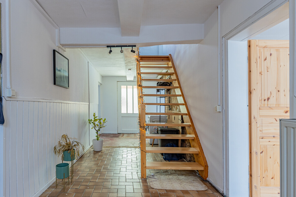 Flur mit Treppenaufgang Haupthaus