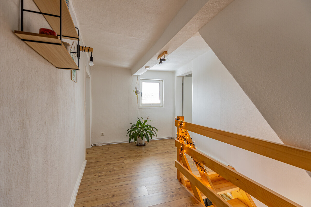 Flur mit Treppenabgang Haupthaus