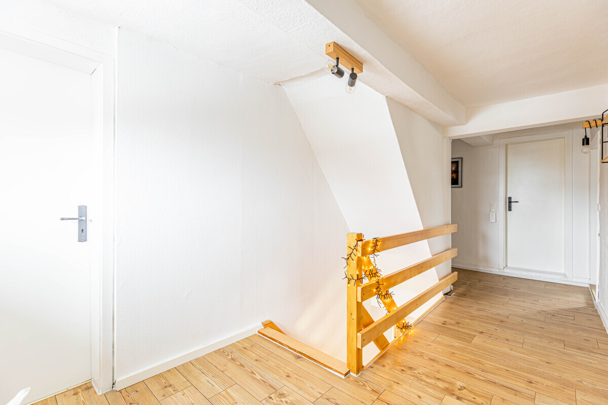 Flur mit Treppenabgang Haupthaus