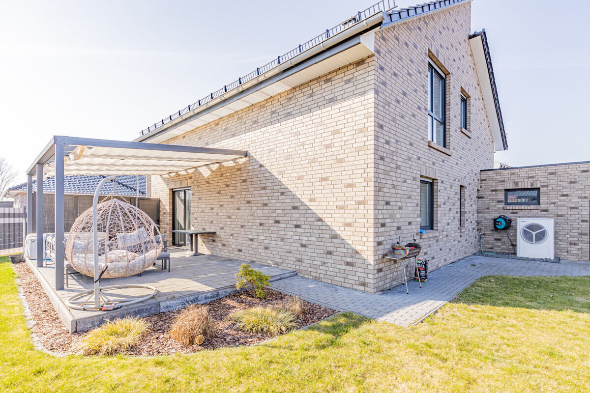 3 - Rückseite mit Terrasse