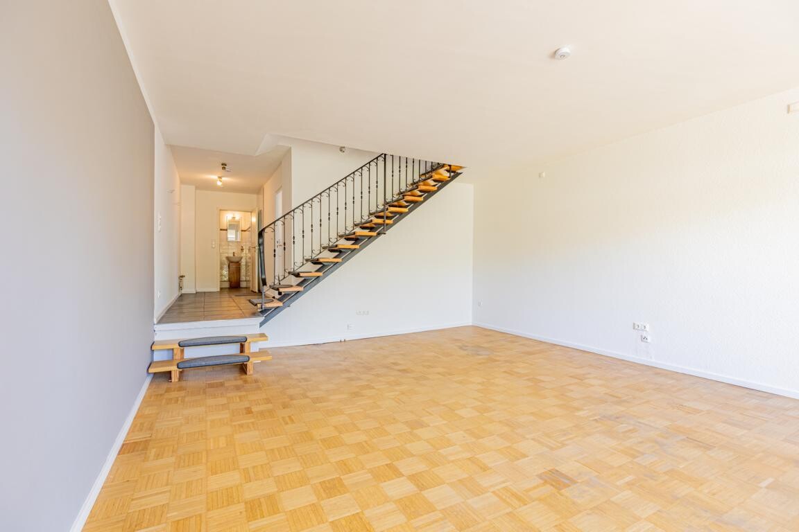 8 - Wohnzimmer mit Blick auf Gäste-WC