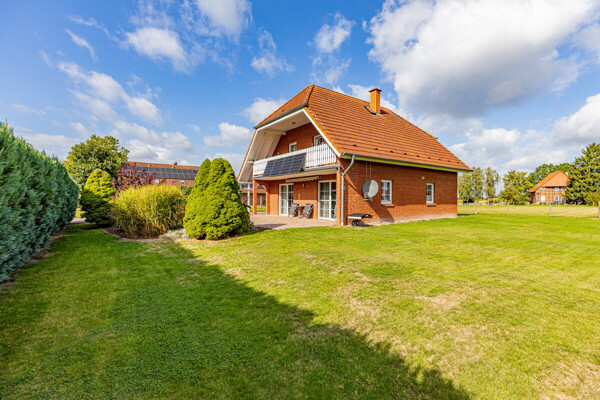 Hausansicht mit Garten