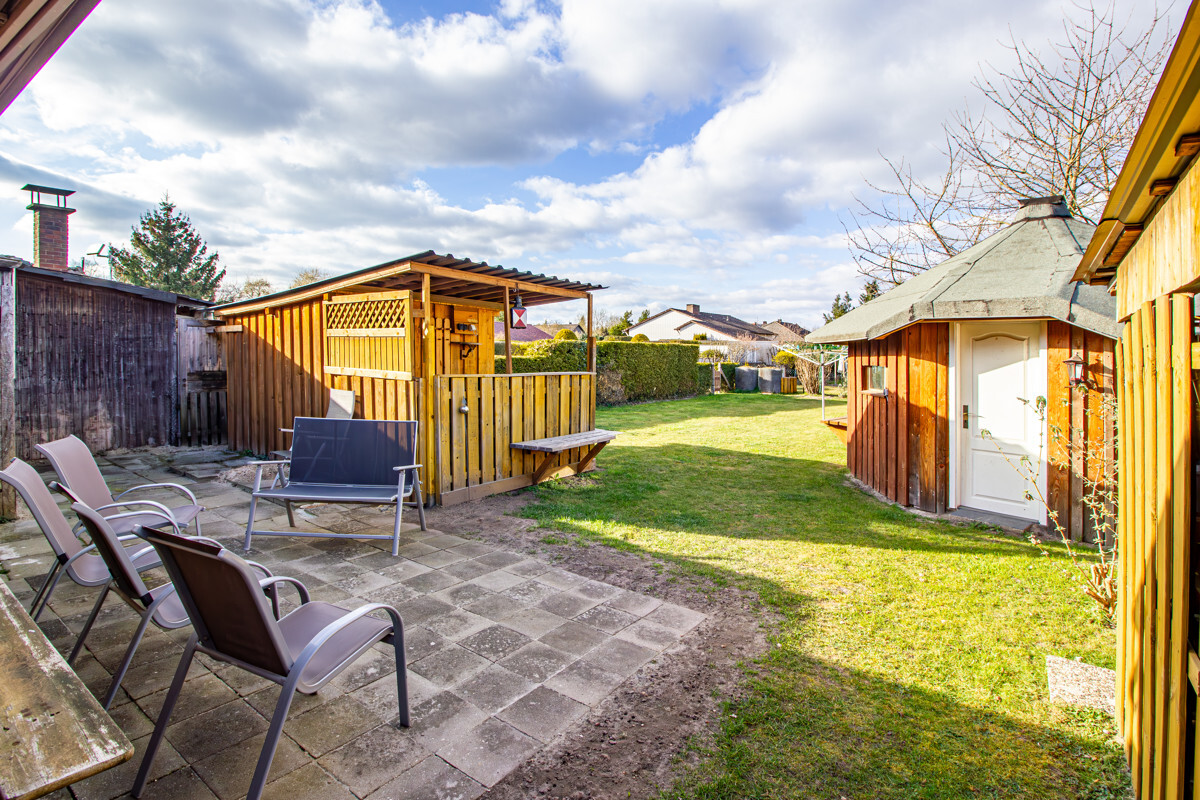 Sauna links u. Grillhütte rechts