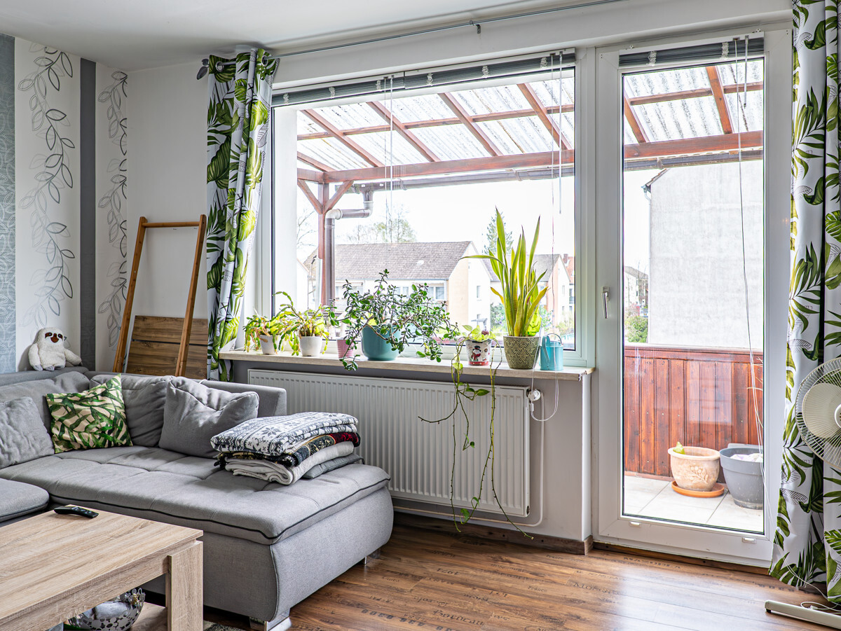 Wohnzimmer mit Balkon