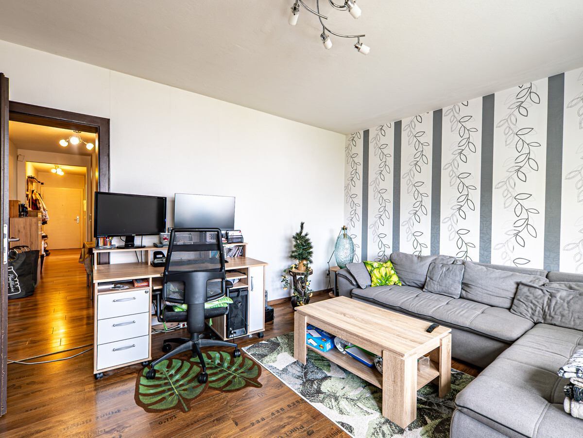 Wohnzimmer mit Balkon Bild 3