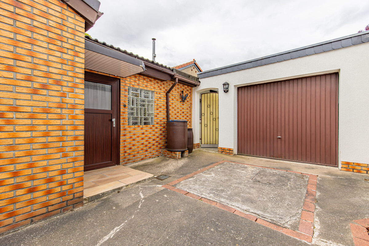 Nebeneingang und Garage