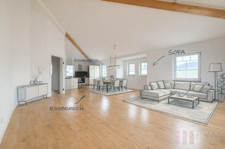 Modernes Wohnzimmer mit Essbereich und Skizzen