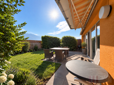 Sonnige Gartenterrasse mit Bergblick