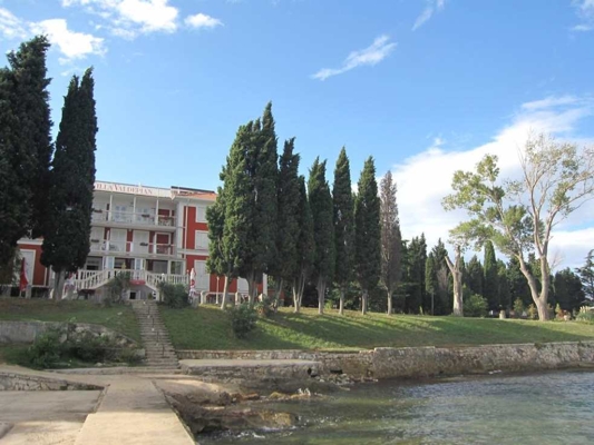 Die Villa zum Verkauf liegt direkt am Meer. Immobilien am Meer - Panorama Scouting