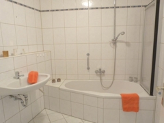 Modernes Bad mit Wanne