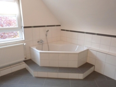 Schickes, großes Tageslichtbad mit Eckbadewanne