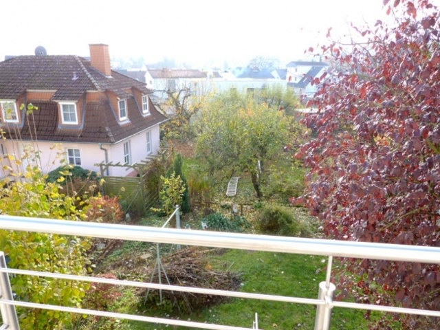 Blick vom Sonnenbalkon in den Garten 