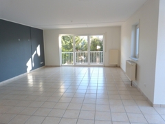 Lichtdurchflutetes Wohnzimmer