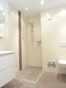 Neues, modernes Bad mit großer Dusche