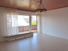 Wohnzimmer mit Zugang zum Balkon