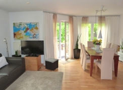 Helles, lichtdurchflutetes Wohn-/Esszimmer