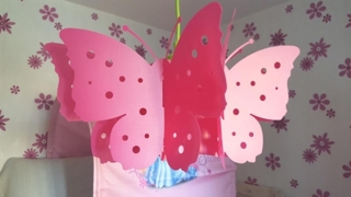 Ein Schmetterling im Kinderzimmer