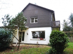 Blick vom Garten zur Terrasse