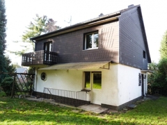 Hausansicht mit Eingangstür