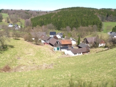 Blick auf den Hof mit Nebengebäuden