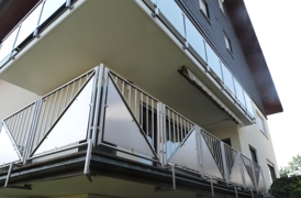 Blick vom Garten zum Balkon