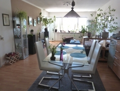 Helles Wohn- und Esszimmer