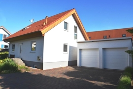 Hausansicht mit Garage 