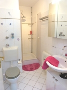 Bad mit Dusche und Badewanne