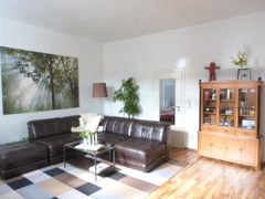 Lichtdurchflutetes Wohnzimmer