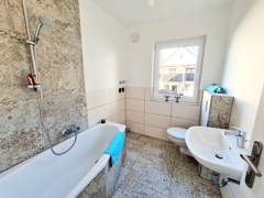 Schickes, neues Tageslichtbad im EG 