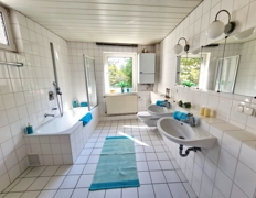 Schönes großes Badezimmer