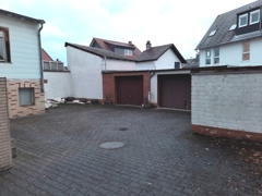 Hof mit Garagen