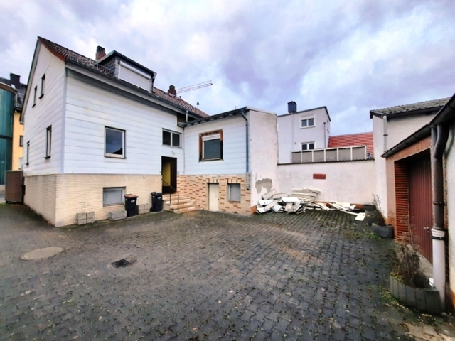 Wohnhaus mit Hof und Garagen