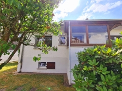 Hausansicht vom Vorgarten