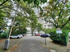 Nordansicht mit Stellplätzen