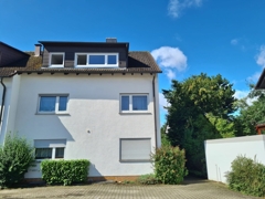 Hausansicht mit Stellplatz