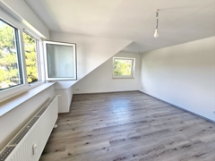 Helles, lichtdurchflutetes Wohnzimmer Bild 1