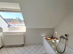 mit Badewanne und Dusche 