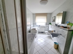 Tageslichtbad m. Wanne u. Dusche