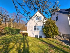 Hausansicht mit Garten