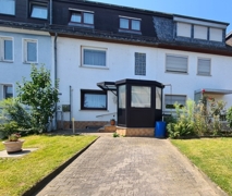 Hausansicht mit Stellplatz