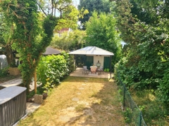 Schöner sonniger Garten 