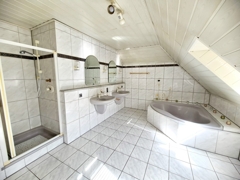 Badezimmer im DG Foto 1