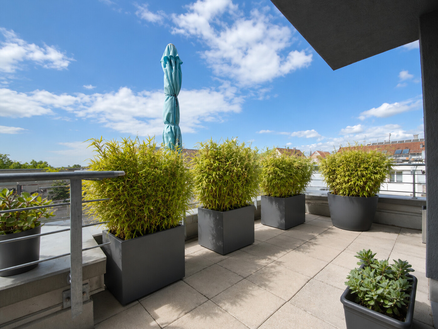 Immobiliensuche Detail View | Image Name - Image Alt Südliche Terrasse - Unverbindliche Visualisierung KI-überarbeitet