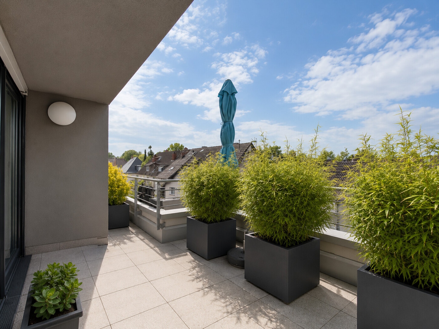 Immobiliensuche Detail View | Image Name - Image Alt Südliche Terrasse - Unverbindliche Visualisierung KI-überarbeitet