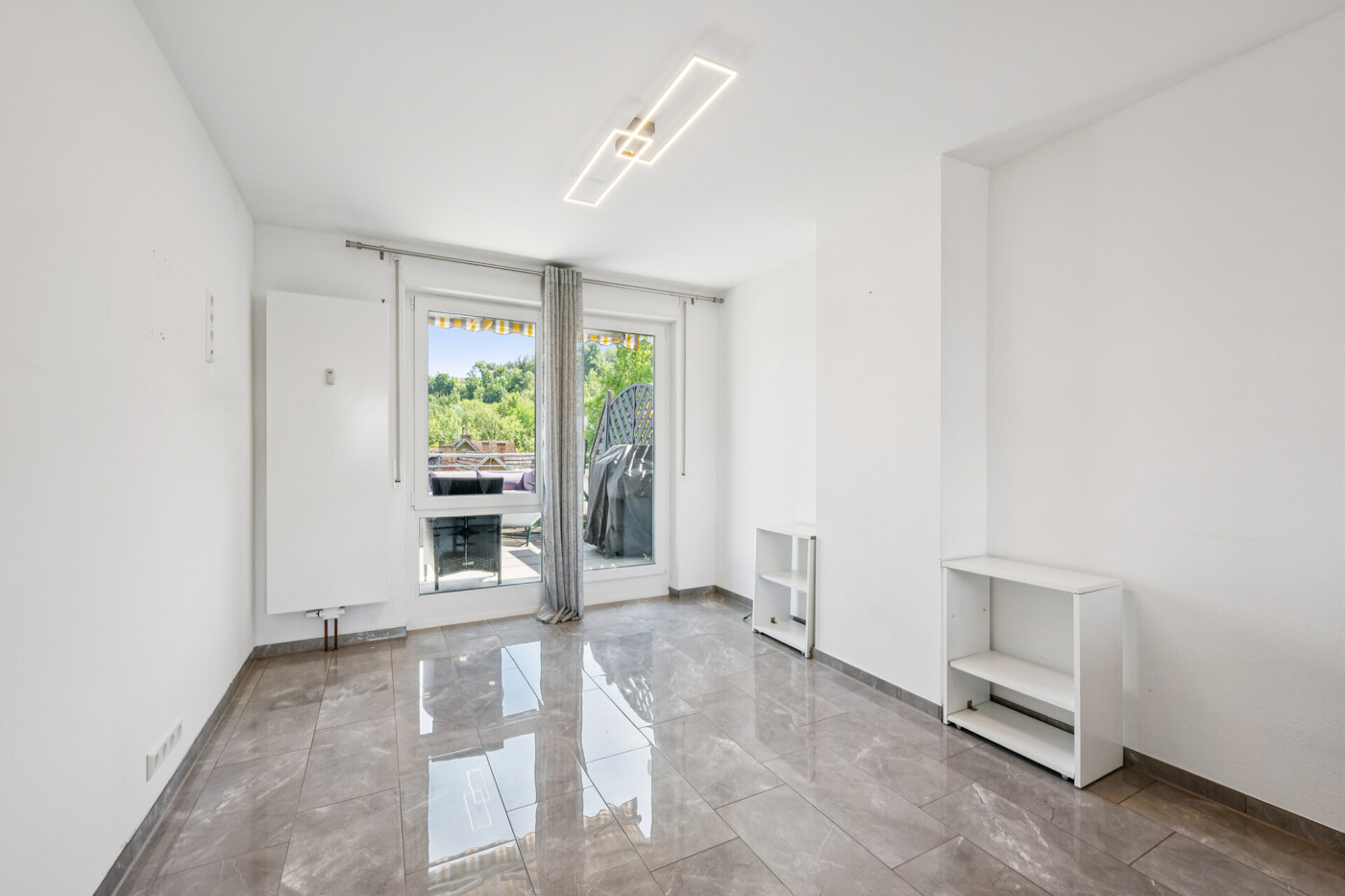 Helles Wohnzimmer mit Ausgang zur Dachterrasse