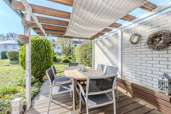 Immobiliensuche Detail View | Image Name - Image Alt Sonnige Terrasse mit direktem Zugang zum Garten